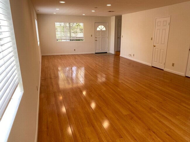 Living Room/Grand Room - 308 E Valencia Ave Unidad B