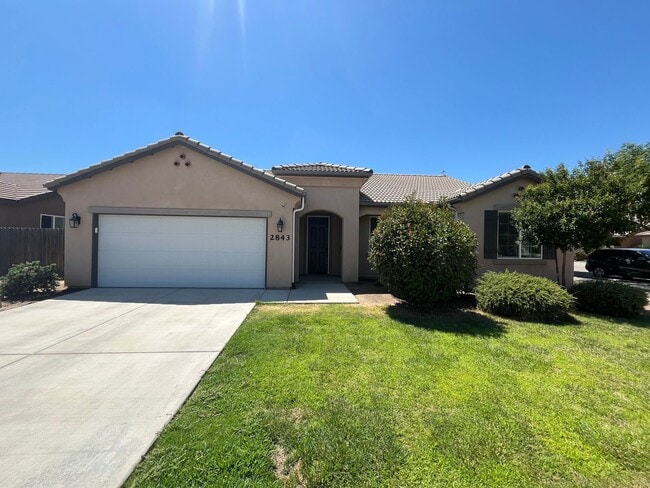 Building Photo - beautiful three bedroom home with sparkling pool in Visalia