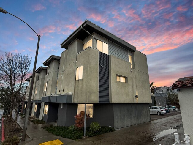 Building Photo - Modern 3 story 3B/3.5BA Ocean Beach Home w...