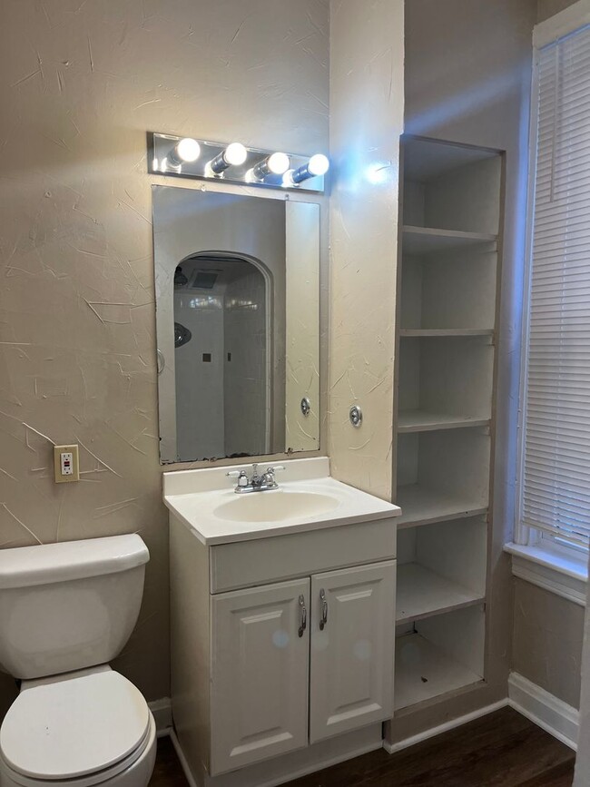 Photo - 511 W Franklin St Unidad 1st Floor