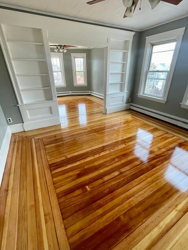 Double Parlour - 576 Providence St Unidad #3