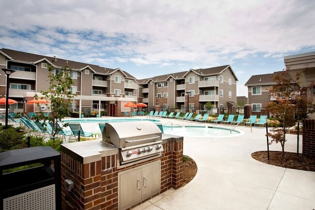 Disfrute de un estilo de vida de resort en SunStone at Fox Ridge, con una espectacular piscina, parrillas junto a la piscina y amplias unidades residenciales. Relájese y socialice en un impresionante espacio al aire libre diseñado para su máximo confort. ¡Programe una visita hoy mismo!
