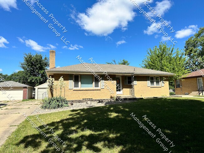 Gorgeous Updated 4 Bedroom With Finished B House Rental In Grand