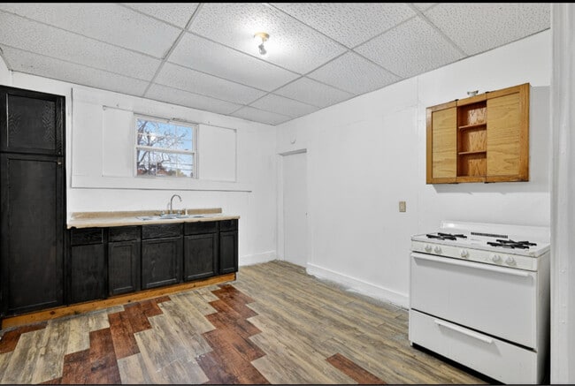 Photo - 979 W King St