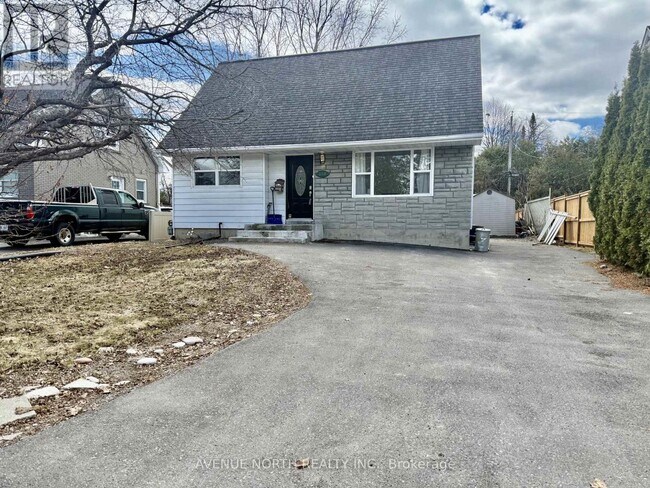 Photo - 658 Coronation Ave.