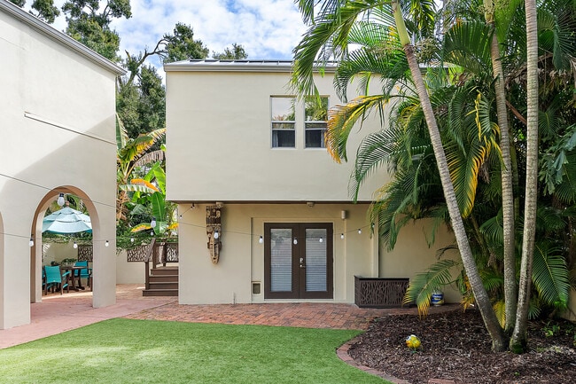 Building Photo - 326 16th Ave NE Unit Studio