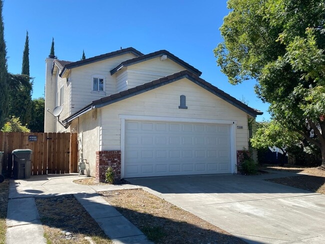 Building Photo - Large Four Bed, Three Bath Home with a Pool
