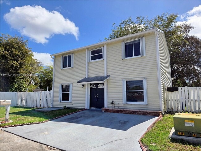 Building Photo - 854 SW 8th Pl