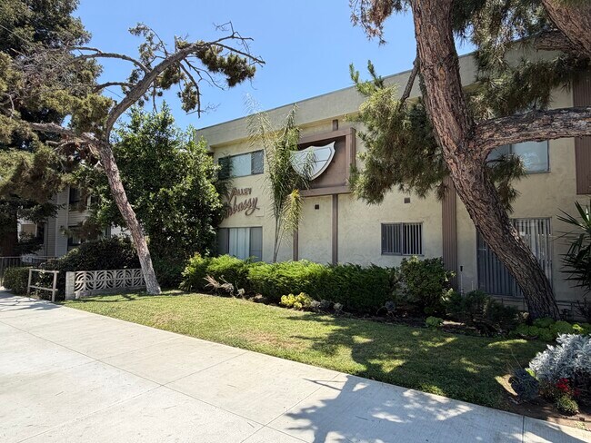 4444 Whitsett Ave