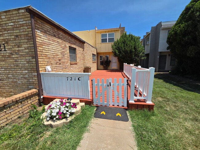 Building Photo - 2 bed/1.5 bath Townhome in Colonial Park