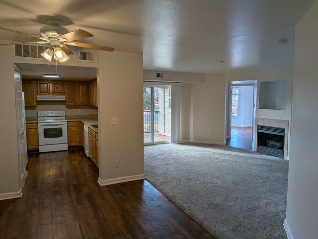 Building Photo - 12304 W Cross Dr Unit 201