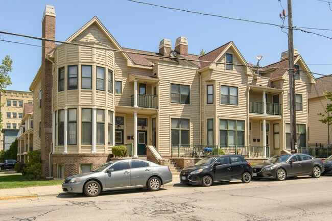 Photo - 902 E Brady St