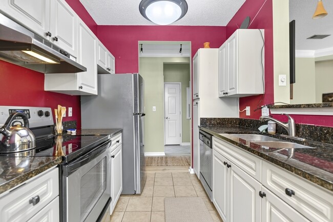 Photo - 1811 Chatelain Way