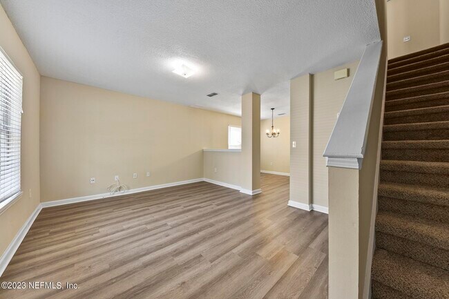 Photo - 1984 Mary St