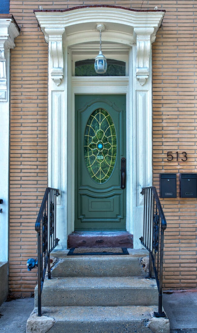 513 Locust St Unit 2 - Rear Apartment