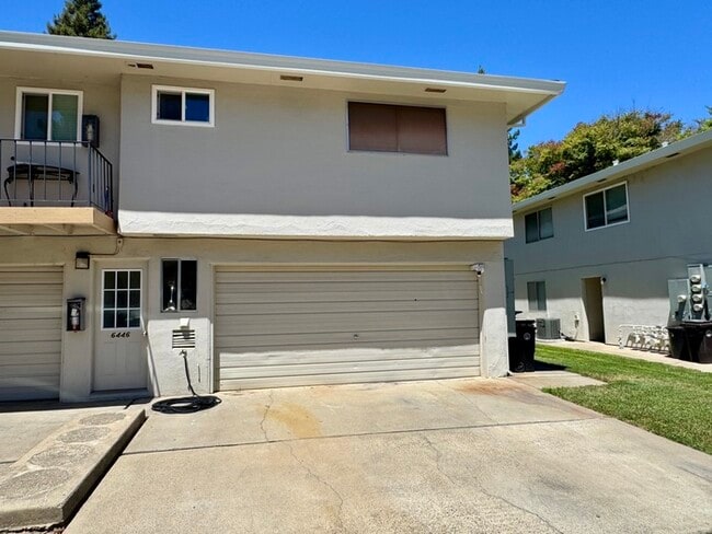 Citrus Heights 2BD/1BA with Community Pool
