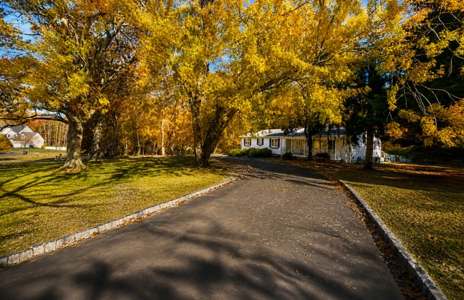 Building Photo - Renovated 4BR Ranch on Private 1.57 Acres