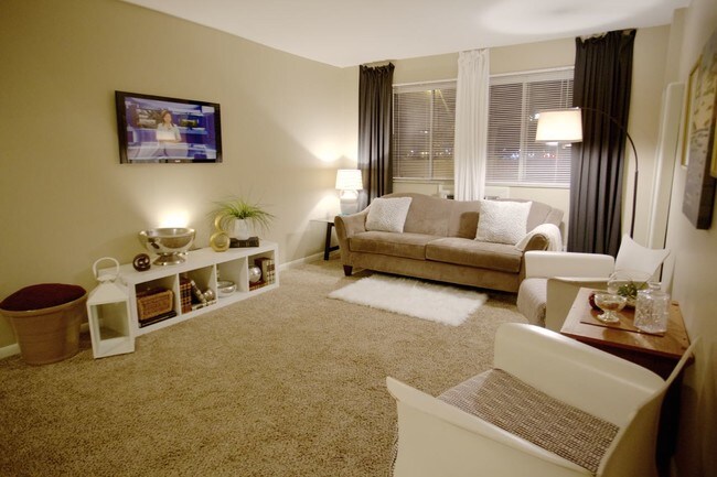 Photo - West Broad Plaza