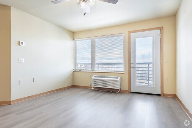 1BR, 1BA - 636SF - Living Room
