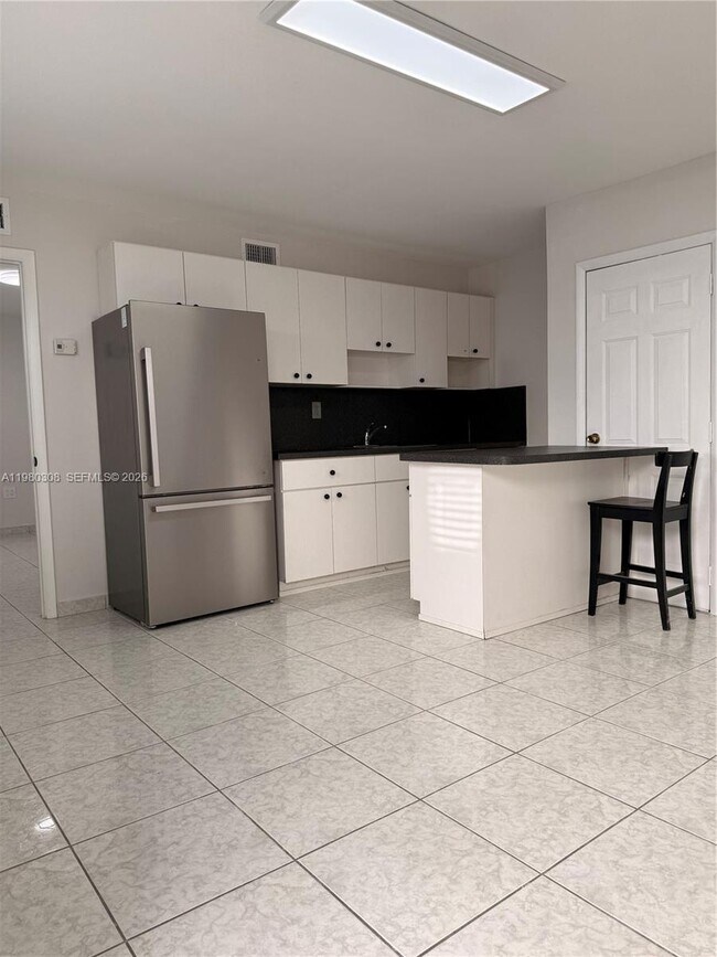 Building Photo - 3666 SW 24th Ter Unit R