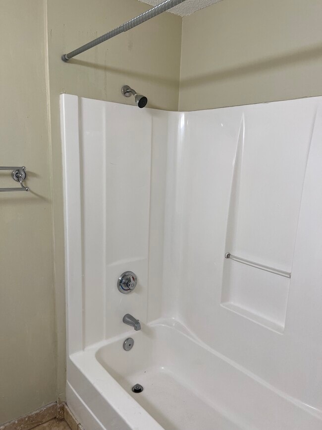 Baño, típico - 303 Smith Level Rd Unidad C11