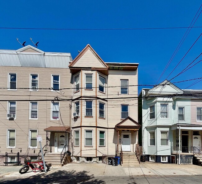 Building Photo - 237 Whiton St