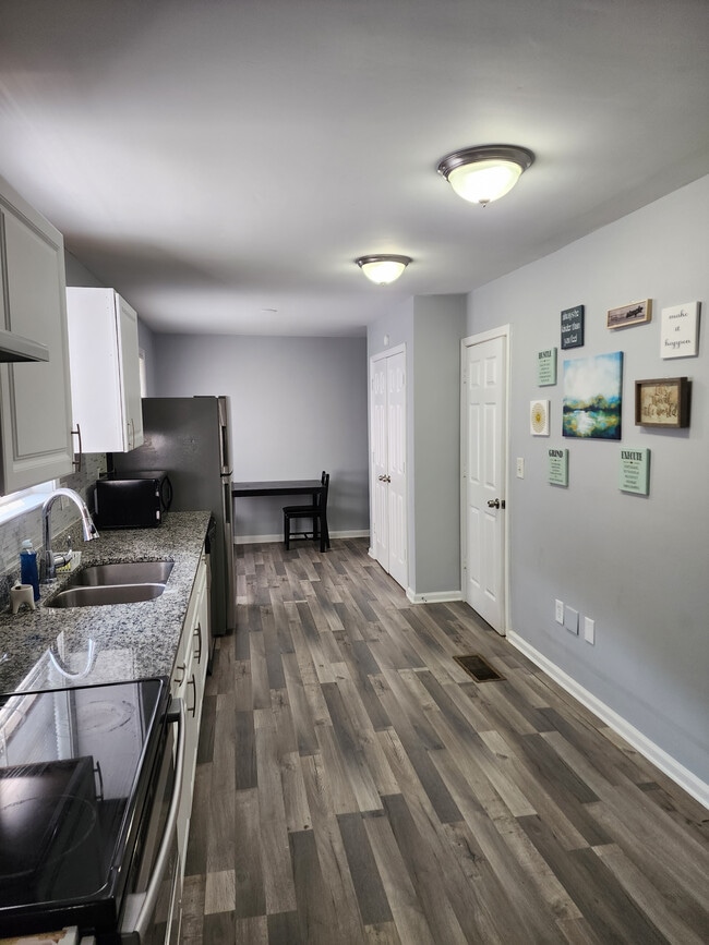 Room in Duplex on Jones Ave NW