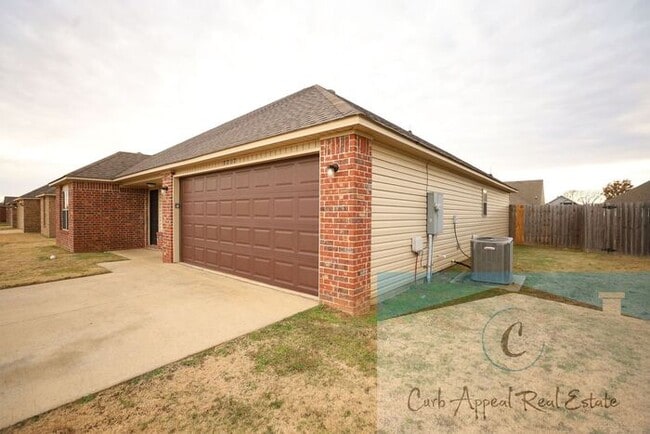 Photo - Beautiful 4 bed, 2 bath home with fenced back yard - Nettleton!!