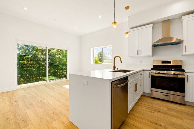 Photo - 3425 Edgehill Dr