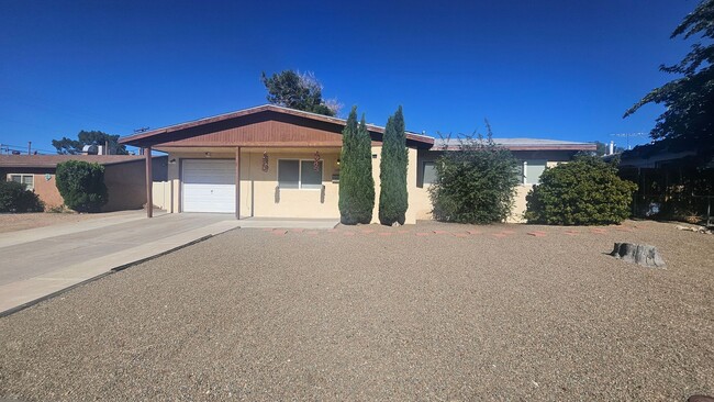 Building Photo - 3 Bed 2 Bath