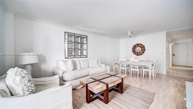 Building Photo - 2401 Collins Ave Unit 2401 Collins Ave appt 904 Rental