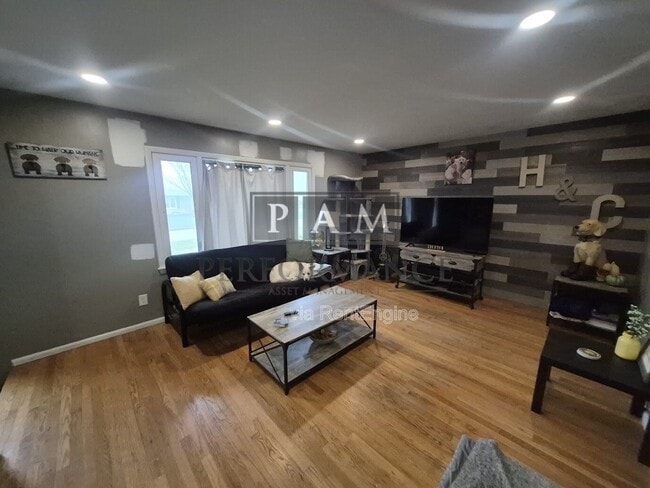 Photo - 1422 W Maplewood Ct