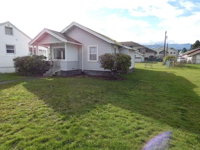 Building Photo - APPLICATION PENDING - Centrally located 2 bedroom