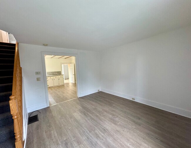 Photo - 109 Clothier St W