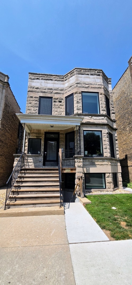 Building Photo - 2230 W Wilson Ave Unit G