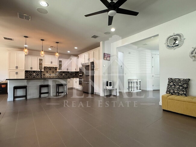 Photo - 1729 W Myrna Ln