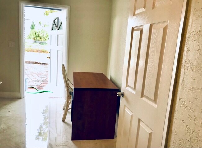 Photo - 3221 NE 7th St Unidad 2