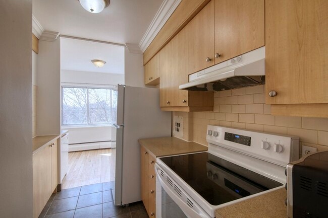 Building Photo - 6525 Côte-Saint-Luc Unit 108