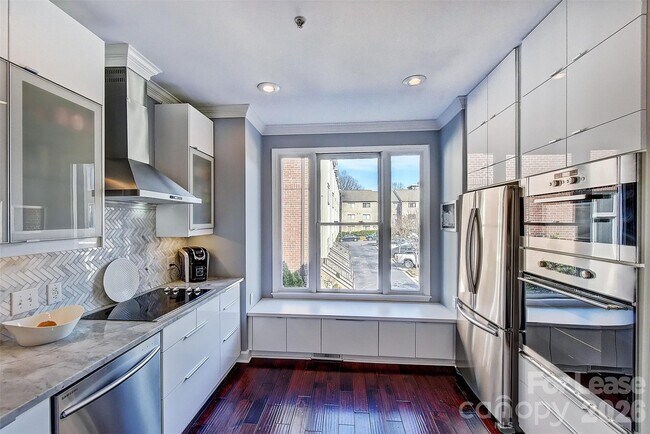 Photo - 343 W 7th St