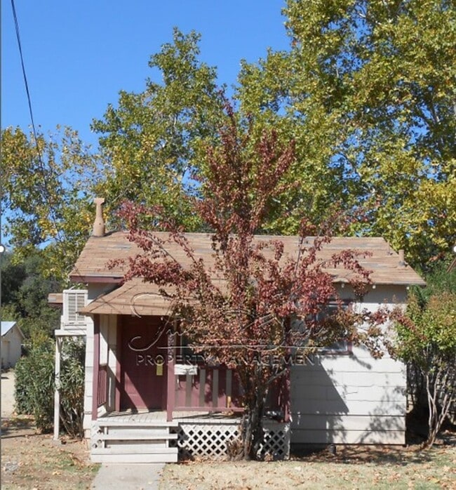 Building Photo - Downtown All Electric Redding Cottage Rental