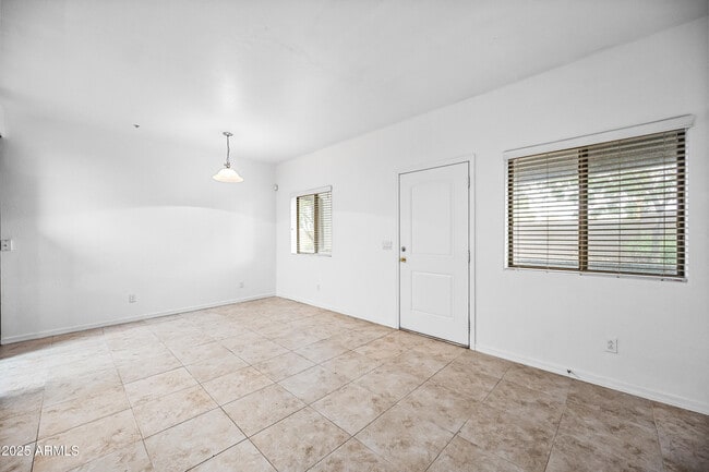 Photo - 4608 W Maryland Ave Unidad 1186