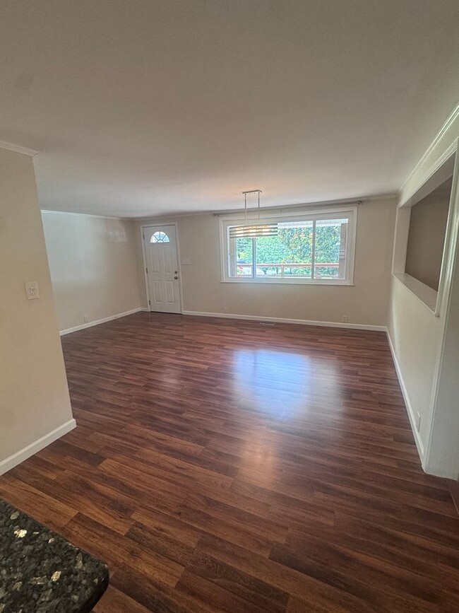 Photo - Powell 37749 - 2 bedroom, 1 bath home - Contact Lisa Vineyard and Shannon Russell (865) 216-9334