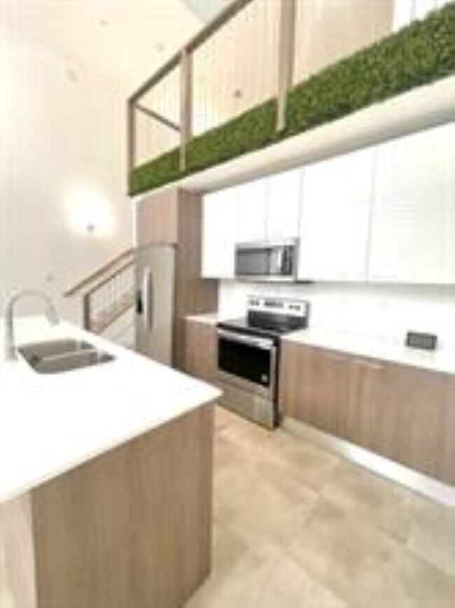 Building Photo - 3455 NE 5th Ave