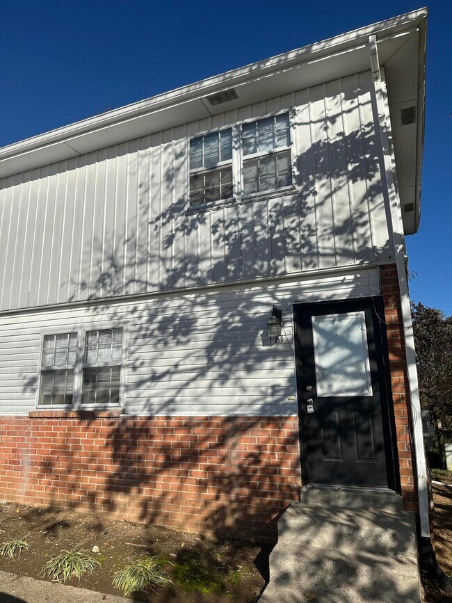 Photo - 114 Oakmont Ln