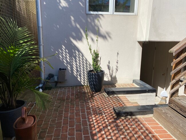 separate secure entrance - 2407 37th St NW Apartamentos Unidad #1
