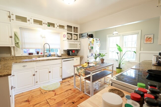 Photo - Beautifully Updated 4 bed house w/ fully f...