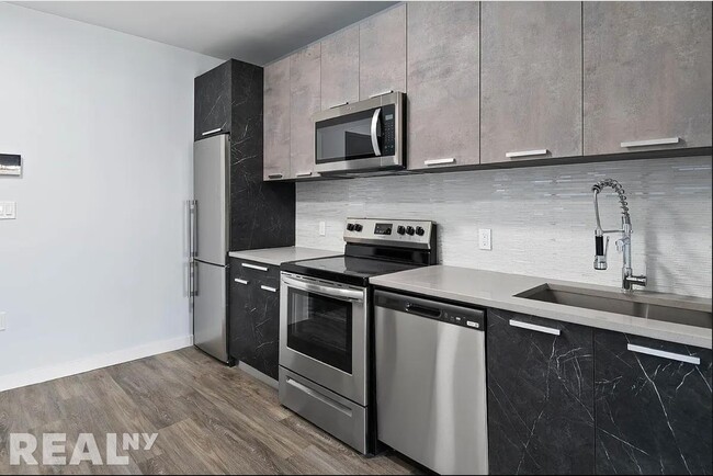 Building Photo - 2733 E 12th St Rental