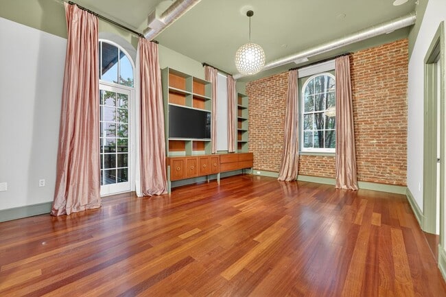 Building Photo - 1/2 off one month’s rent with a lease star... Unit 209