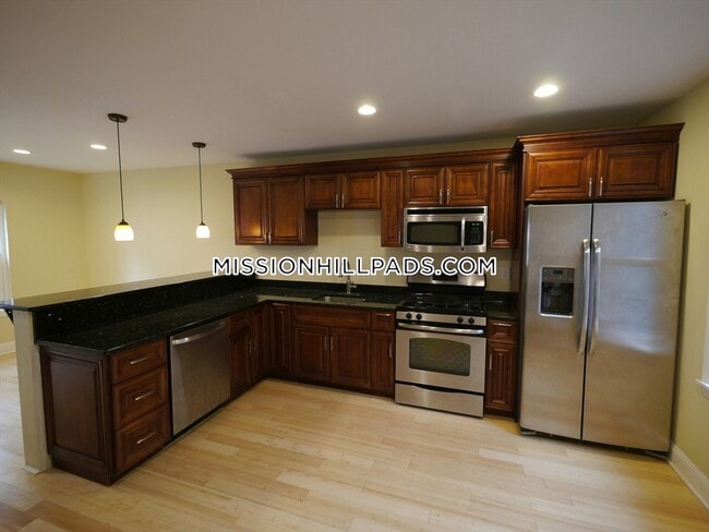 Building Photo - 5 Saint James Pl Unit 1 Rental
