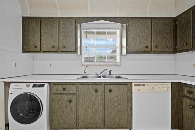 Photo - 102 Amherst Ln